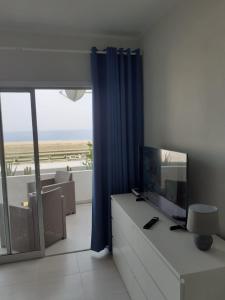 Una sala de estar con un televisor de pantalla plana sobre una cómoda. en Apartment Casa M in Morro Jable, en Morro del Jable