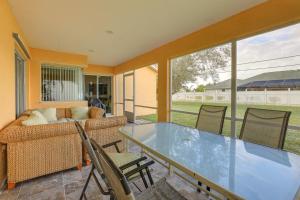 een woonkamer met een glazen tafel en stoelen bij Port St Lucie Home about 15 Mi to Jensen Beach Park! in Port Saint Lucie