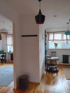 jadalnia i salon ze stołem i krzesłami w obiekcie Daugavas apartamenti w mieście Ogre