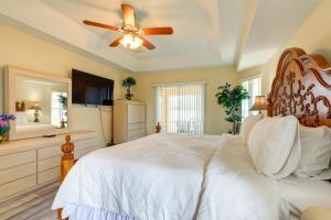 een slaapkamer met een wit bed en een plafondventilator bij Port St Lucie Home about 15 Mi to Jensen Beach Park! in Port Saint Lucie