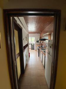 um corredor que leva a uma cozinha com uma porta em Casa centro Bariloche em San Carlos de Bariloche