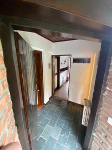 Pokój z ceglaną ścianą i korytarzem w obiekcie Casa centro Bariloche w mieście Bariloche