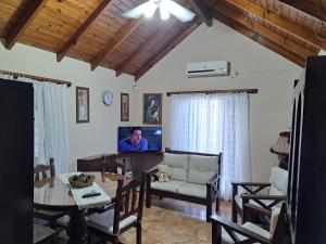 uma sala de estar com uma mesa e uma televisão em Lo de Mijo - Cerca de Parque Termal Dolores em Dolores