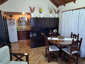 uma cozinha e sala de jantar com uma mesa e um frigorífico em Lo de Mijo - Cerca de Parque Termal Dolores em Dolores