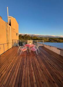 una terraza con mesa y sillas. en Complejo “Aloe Vera” en Villa Dolores