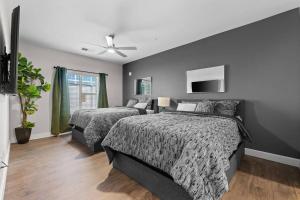 een slaapkamer met twee bedden en een flatscreen-tv bij The Platinum Suite Penthouse The Gulch in Nashville