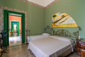 クトロフィアーノにあるVilla Sirgole 1897の緑の壁のドミトリールーム ベッド2台