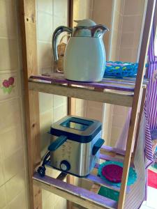 een koffiezetapparaat op een plank in een keuken bij Appartement beau et familial connecté in Tanger