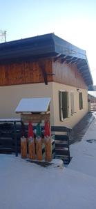een gebouw met sneeuw erop met vier sneeuw bij La Casa di Anna nel Parco delle Dolomiti in Pedavena