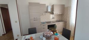 eine Küche mit einem Tisch und einem Kuchen darauf in der Unterkunft DREAM HOUSE Casa Vacanze in Arma di Taggia