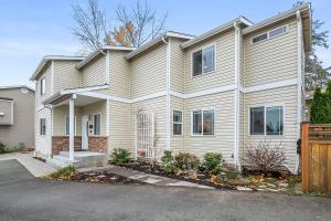 una casa blanca con una valla delante en Cozy Cloverdale BY Betterstay en Seattle