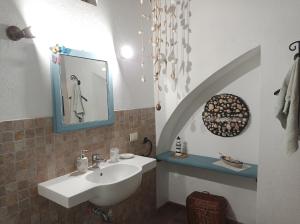 Et badeværelse på Spacious house with sea view + 67 billeder