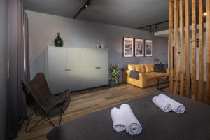 ein Wohnzimmer mit einem Bett und einem Sofa in der Unterkunft SPA Studio apartment SPApartman in Rijeka