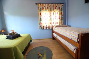 - une chambre avec 2 lits et une table au milieu dans l'établissement El paraíso tropical en Málaga, à Alhaurín de la Torre
