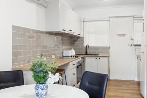Kuchyň nebo kuchyňský kout v ubytování Taft Apartments