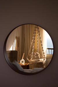 een spiegelbeeld van een slaapkamer met een wieg bij Charming Seaview Condo in Saba Pasha in Alexandrië