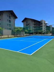 a tennis court in front of a building at Polinésia Resort - Luxuoso Beira Mar Muro Alto - Porto de Galinhas - ANunes in Porto De Galinhas