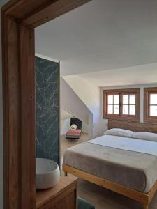 1 dormitorio con cama y bañera en Antigua Viña Bed and Breakfast, en Viña del Mar