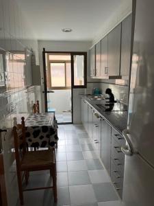 uma cozinha com uma mesa e uma cadeira em Apartamento Diagonal em Nules