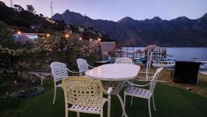 LA VILLA by luxury Attilan في سان بيدرو لا لاغونا: طاولة وكراسي مطلة على الماء