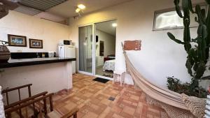 uma cozinha com uma rede de descanso num quarto com um cacto em Pousada Recanto da Estação em São João da Boa Vista