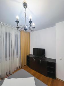 Un televizor și/sau centru de divertisment la Apartament Partia Clabucet