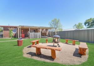 a park with a picnic table and a fire grill at The Calzburg Guest Home in Mansfield