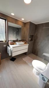 Bathroom sa Depto de lujo en Punta Fraile, frente mar, 140 m2, amplias areas verdes, piscina, hamaca, tranquilidad