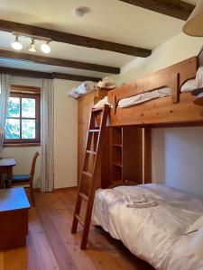 - une chambre avec des lits superposés et une échelle dans l'établissement Wasserfallweg 17, à Bad Kleinkirchheim