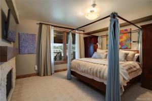 Postel nebo postele na pokoji v ubytování Edgemont 2300 - Luxury Ski-in Ski-out Condo!
