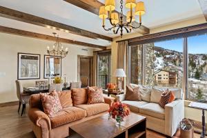 Posezení v ubytování Edgemont 2300 - Luxury Ski-in Ski-out Condo!