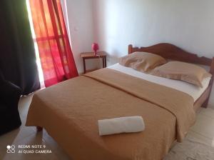a bed with a pillow on it in a bedroom at Recanto D'nha Fana in Porto Novo