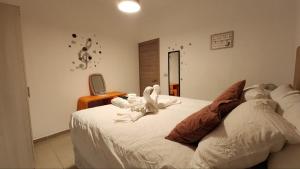 un dormitorio con una cama con un animal de peluche en LA VILLA by luxury Attilan, en San Pedro La Laguna