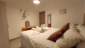 Un dormitorio con una cama con un animal de peluche encima. en LA VILLA by luxury Attilan, en San Pedro La Laguna 53 fotos más