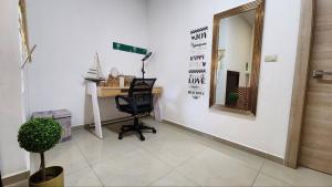 LA VILLA by luxury Attilan في سان بيدرو لا لاغونا: مكتب فيه مكتب وكرسي ومرآة +25 صورة