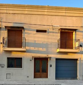 un edificio con dos puertas de garaje y dos ventanas en DUPLEX en Gualeguay