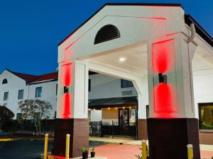 un edificio con columnas rojas delante de él en America's Best Inns Flowood, en Flowood