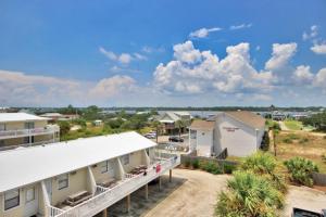 uma vista aérea de um resort com casas em Beautiful Views And Just Steps To The Beach - #38 Sleeps 7 em Gulf Shores
