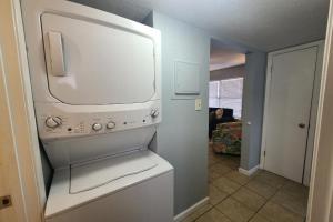 uma cozinha com um fogão branco e um frigorífico em Beautiful Views And Just Steps To The Beach - #38 Sleeps 7 em Gulf Shores