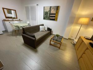 uma sala de estar com um sofá e uma mesa em Apartamento RODA - Candelaria em Candelaria