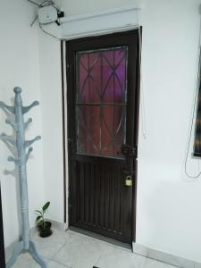 Hospedaje Estrella de Luna في بوغوتا: باب خشبي مع نافذة زجاجية ملطخة