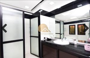 Ένα μπάνιο στο Authentic Targa Villa with a Private Pool No overlooking +14 φωτογραφίες