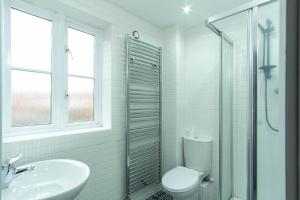 bagno bianco con servizi igienici e lavandino di Luxury Executive Home in Birmingham a Birmingham