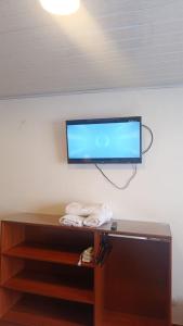 een flatscreen-tv aan een muur bij Villa Carlinita in Sáchica
