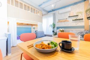 een kom eten op een tafel in een kamer bij Skytreeが目の前ーStay SUU -Asakusa- & cafe bar in Tokyo