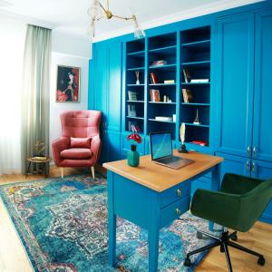 un bureau bleu avec un bureau et une chaise dans l'établissement Premium Central Apartment, à Braşov