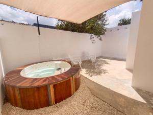 eine Whirlpool-Badewanne im Hinterhof eines Hauses in der Unterkunft Casa de 3 recamaras frente al parque in Mérida