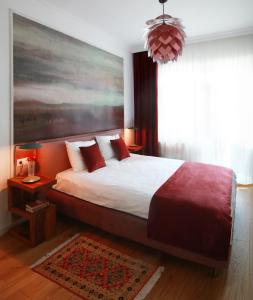 una camera da letto con un letto con un grande dipinto sul muro di Premium Central Apartment a Braşov