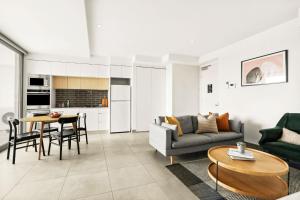 - un salon avec un canapé et une table dans l'établissement Modern 2BD in Trendy Inner West, à Sydney