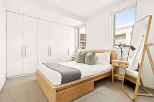 - une chambre avec un lit et une fenêtre dans l'établissement Modern 2BD in Trendy Inner West, à Sydney